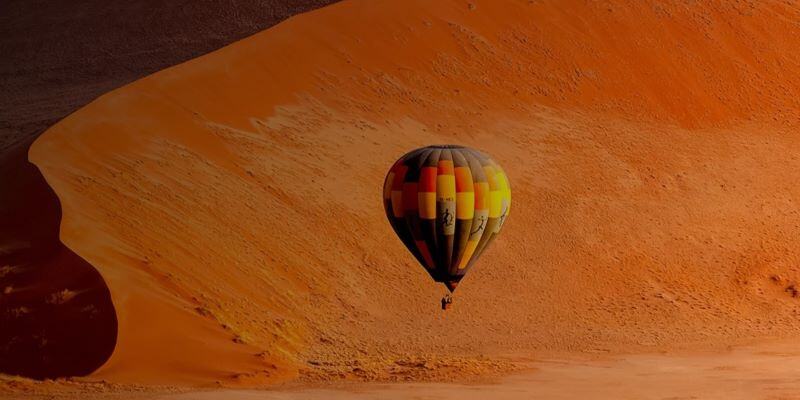 La Namibie, terre aux mille paysages, offre des aventures uniques, des dunes de Swakopmund aux côtes sauvages de la Skeleton Coast. Avec l'une des plus faibles densités de population au monde, c'est l'escapade parfaite. Cette destination de safari de luxe en Afrique vous plongera dans des parcs fascinants, des horizons infinis et des cultures anciennes.