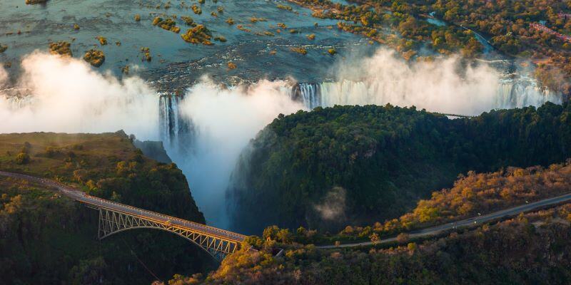 Le Zimbabwe, destination incontournable pour un safari de luxe en Afrique, vous dévoile des paysages à couper le souffle et une faune abondante. Explorez le parc national de Hwange, admirez les chutes Victoria, l'une des 7 merveilles naturelles du monde, et découvrez des réserves préservées. Un safari au Zimbabwe vous promet des aventures uniques et des souvenirs inoubliables.