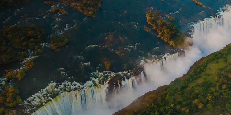 La Zambie, terre sauvage et préservée, est une destination idéale pour un safari de luxe en Afrique. Explorez des trésors naturels tels que les majestueuses chutes Victoria ou le parc national de South Luangwa, réputé pour ses safaris à pied. La Zambie vous invite à une immersion profonde dans la nature, au cœur d’une faune abondante et de paysages grandioses.